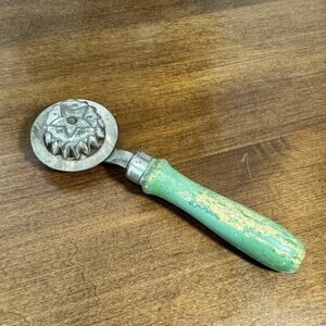 Vintage Dandy Pie Crimper Wheel Star Pattern Green Wood Handle